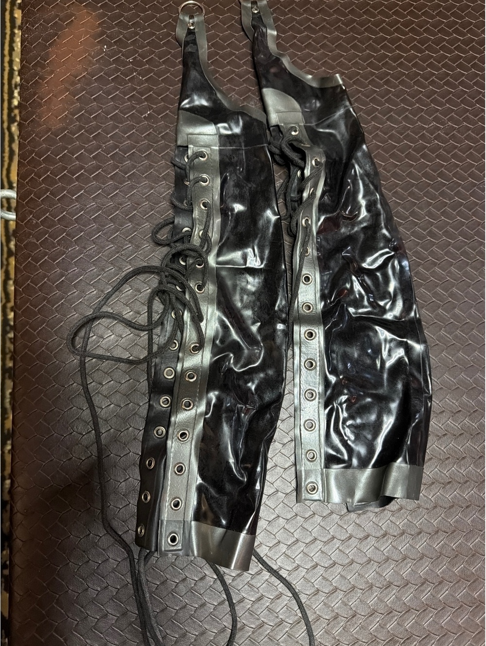 Demask Blk Latex Lace-Up Gaunlets